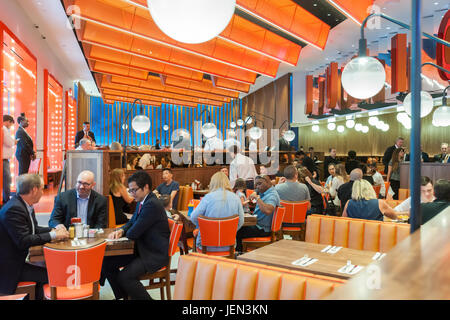 New York, USA. 26. Juni 2017. Gönnern an die feierliche Eröffnung des Ortsverbandes zweite Times Square der Junior Restaurant. in der ehemaligen Ruby Foo Raum Montag, 26. Juni 2017. Der ursprüngliche Juniors befindet sich in Downtown Brooklyn und ist beliebt für seine berühmten Käsekuchen. Junior hat einen zweiten Raum auf dem Times Square in der jetzt geschlossenen Ruby Foo Standort eröffnet. Das neue Restaurant bietet Platz für 300 Personen. (© Richard B. Levine) Bildnachweis: Richard Levine/Alamy Live-Nachrichten Stockfoto