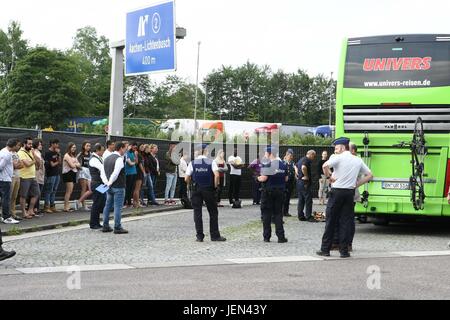 Aachen, Deutschland. 26. Juni 2017. Offiziere aus der belgischen und deutschen Polizei Kontrollen an Fahrzeugen über die Grenze zwischen den beiden Ländern in der Nähe von Aachen, Deutschland, 26. Juni 2017. Die Prüfungen erfolgen vor dem kommenden G20-Gipfel in Hamburg im Rahmen eines Angebots, die Einreise von Personen bereit, Gewalt anzuwenden, zu verhindern. Foto: Ralf Roeger/Dmp Presse/Dpa/Alamy Live-Nachrichten Stockfoto