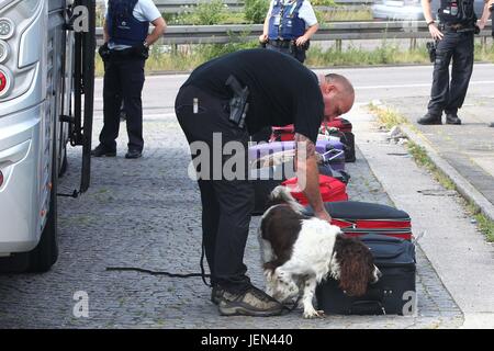 Aachen, Deutschland. 26. Juni 2017. Offiziere aus der belgischen und deutschen Polizei Kontrollen an Fahrzeugen über die Grenze zwischen den beiden Ländern in der Nähe von Aachen, Deutschland, 26. Juni 2017. Die Prüfungen erfolgen vor dem kommenden G20-Gipfel in Hamburg im Rahmen eines Angebots, die Einreise von Personen bereit, Gewalt anzuwenden, zu verhindern. Foto: Ralf Roeger/Dmp Presse/Dpa/Alamy Live-Nachrichten Stockfoto