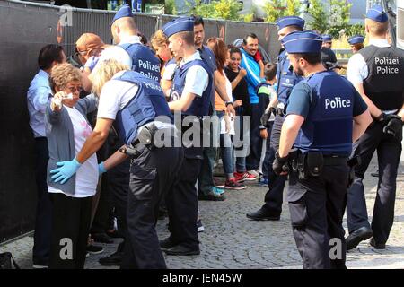 Offiziere aus der belgischen und deutschen Polizei Kontrollen an Fahrzeugen über die Grenze zwischen den beiden Ländern in der Nähe von Aachen, Deutschland, 26. Juni 2017. Die Prüfungen erfolgen vor dem kommenden G20-Gipfel in Hamburg im Rahmen eines Angebots, die Einreise von Personen bereit, Gewalt anzuwenden, zu verhindern. Foto: Ralf Roeger/Dmp Presse/dpa Stockfoto