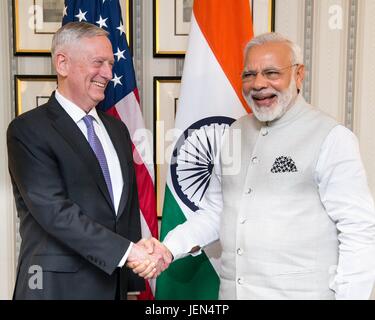 Washington, Vereinigte Staaten von Amerika. 26. Juni 2017. Der indische Premierminister Narendra Modi, Recht, wird von US-Verteidigungsminister vor dem Start eines bilateralen Treffens 26. Juni 2017 in Washington, DC Credit begrüßt: Planetpix/Alamy Live News Stockfoto