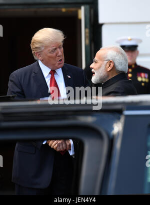 Washington, USA. 26. Juni 2017. US Präsident Donald Trump (L) begrüßt der indische Premierminister Narendra Modi im Weißen Haus in Washington, DC, USA, am 26. Juni 2017. Bildnachweis: Yin Bogu/Xinhua/Alamy Live-Nachrichten Stockfoto