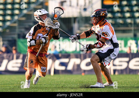 Überstunden. 24. Juni 2017. Rochester Rattlers Mittelfeldspieler Ryan McNamara #81 hat seinen Stock von Atlanta Blaze Mittelfeldspieler Jeff Reynolds #21 während eines Major League Lacrosse-Spiels auf Samstag, 24. Juni 2017 bei Capelli Sportstadion in Rochester, NY überprüft. Die Blaze gewann 14-13 in der Overtime. Rich Barnes/CSM/Alamy Live-Nachrichten Stockfoto