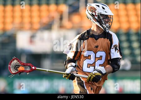 Überstunden. 24. Juni 2017. Rochester Rattlers Attackman Ned Crotty #22 steuert den Ball gegen die Atlanta Blaze bei einem Major League Lacrosse-Spiel auf Samstag, 24. Juni 2017 bei Capelli Sportstadion in Rochester, NY. Die Blaze gewann 14-13 in der Overtime. Rich Barnes/CSM/Alamy Live-Nachrichten Stockfoto