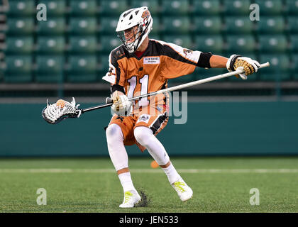 Überstunden. 24. Juni 2017. Rochester Rattlers Verteidiger Joel White #11 weicht, das Tor gegen die Atlanta Blaze während ein Major League Lacrosse-Spiel auf Samstag, 24. Juni 2017 bei Capelli Sportstadion in Rochester, NY. Die Blaze gewann 14-13 in der Overtime. Rich Barnes/CSM/Alamy Live-Nachrichten Stockfoto