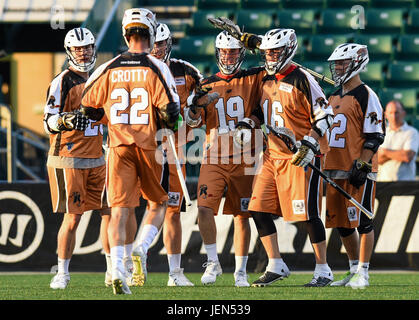 Überstunden. 24. Juni 2017. Rochester Rattlers Mittelfeldspieler Jack Curran #19 feiert sein Tor mit Teamkollegen gegen die Atlanta Blaze ein Major League Lacrosse-Spiel auf Samstag, 24. Juni 2017 bei Capelli Sportstadion in Rochester, NY. Die Blaze gewann 14-13 in der Overtime. Rich Barnes/CSM/Alamy Live-Nachrichten Stockfoto