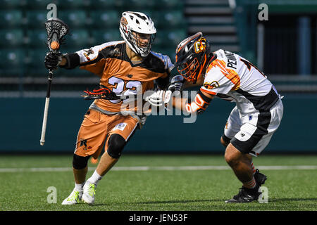 Überstunden. 24. Juni 2017. Rochester Rattlers Attackman Jordan Wolf #32 weicht das Ziel gegen die Verteidigung von Atlanta Blaze Mittelfeldspieler Justin Pennington #14 bei einem Major League Lacrosse-Spiel auf Samstag, 24. Juni 2017 bei Capelli Sportstadion in Rochester, NY. Die Blaze gewann 14-13 in der Overtime. Rich Barnes/CSM/Alamy Live-Nachrichten Stockfoto