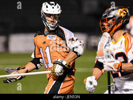 Überstunden. 24. Juni 2017. Rochester Rattlers Verteidiger Joel White #11 verteidigt Atlanta Blaze Attackman Kevin Reis #22 bei einem Major League Lacrosse-Spiel auf Samstag, 24. Juni 2017 bei Capelli Sportstadion in Rochester, NY. Die Blaze gewann 14-13 in der Overtime. Rich Barnes/CSM/Alamy Live-Nachrichten Stockfoto