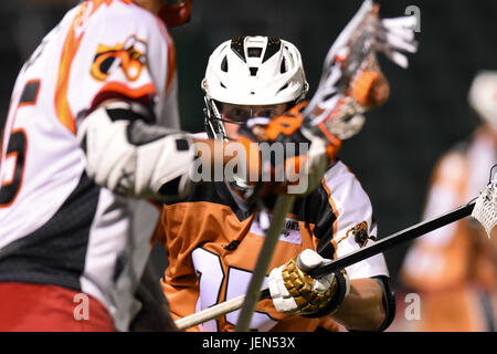 Überstunden. 24. Juni 2017. Rochester Rattlers Verteidiger Jordan Stevens #5 verteidigt Atlanta Blaze Attackman Randy Staats #45 bei einem Major League Lacrosse-Spiel auf Samstag, 24. Juni 2017 bei Capelli Sportstadion in Rochester, NY. Die Blaze gewann 14-13 in der Overtime. Rich Barnes/CSM/Alamy Live-Nachrichten Stockfoto