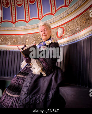 Osbourne, Isle Of Wight. 27. Juni 2017.  00:01 27. Juni 2017 Sperrfrist. Bild genommen 31. Mai 2017: A Queen Victoria Re-Enactor genießt die neu restaurierte Shell Alkoven bei Osborne, Königin Victorias Isle Of Wight Zuhause. Anschluss an ein Großprojekt der English Heritage Conservation, ihre private Gartenterrasse und die Shell-Alkoven, wo sie saß und malte Aquarelle, werden zum ersten Mal am Mittwoch 28. Juni für die Öffentlichkeit zugänglich. Bildnachweis: Jim Holden/Alamy Live-Nachrichten Stockfoto