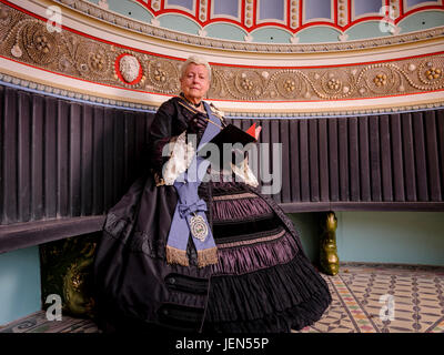 Osbourne, Isle Of Wight. 27. Juni 2017.  00:01 27. Juni 2017 Sperrfrist. Bild genommen 31. Mai 2017: A Queen Victoria Re-Enactor genießt die neu restaurierte Shell Alkoven bei Osborne, Königin Victorias Isle Of Wight Zuhause. Anschluss an ein Großprojekt der English Heritage Conservation, ihre private Gartenterrasse und die Shell-Alkoven, wo sie saß und malte Aquarelle, werden zum ersten Mal am Mittwoch 28. Juni für die Öffentlichkeit zugänglich. Bildnachweis: Jim Holden/Alamy Live-Nachrichten Stockfoto