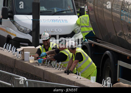 Sandylands Promenade, Morecambe, Lancashire, UK. 26. Juni 2017. Vertragspartner sind die £10 m Sanierung von Morecambes Küstenschutzes als Teil eines £10 m-Systems fort. Die aktuelle Phase der Arbeit, die voraussichtlich bis April 2018, das Projekt fertig gestellt und ist entworfen, um 13.000 Eigenschaften vor Überschwemmungen zu schützen. Bildnachweis: David Billinge/Alamy Live-Nachrichten Stockfoto