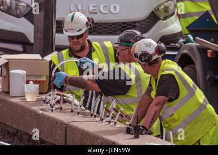 Sandylands Promenade, Morecambe, Lancashire, UK. 26. Juni 2017. Vertragspartner sind die £10 m Sanierung von Morecambes Küstenschutzes als Teil eines £10 m-Systems fort. Die aktuelle Phase der Arbeit, die voraussichtlich bis April 2018, das Projekt fertig gestellt und ist entworfen, um 13.000 Eigenschaften vor Überschwemmungen zu schützen. Bildnachweis: David Billinge/Alamy Live-Nachrichten Stockfoto