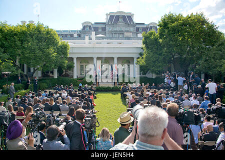 Washington, USA. 26. Juni 2017. US-Präsident Donald J. Trump und Premierminister Narendra Modi von Indien liefern gemeinsame Erklärungen im Rose Garden des weißen Hauses in Washington, DC auf Montag, 26. Juni 2017. Bildnachweis: MediaPunch Inc/Alamy Live-Nachrichten Stockfoto