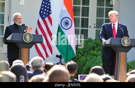 Washington, USA. 26. Juni 2017. US-Präsident Donald J. Trump und Premierminister Narendra Modi von Indien liefern gemeinsame Erklärungen im Rose Garden des weißen Hauses in Washington, DC auf Montag, 26. Juni 2017. Bildnachweis: MediaPunch Inc/Alamy Live-Nachrichten Stockfoto