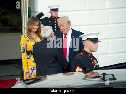 Washington, USA. 26. Juni 2017. US-Präsident Donald J. Trump und First Lady Melania Trump Abschied von Premierminister Narendra Modi von Indien nach dem weißen Haus in Washington, DC auf Montag, 26. Juni 2017. Bildnachweis: MediaPunch Inc/Alamy Live-Nachrichten Stockfoto