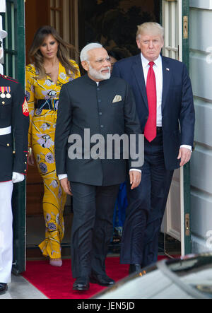 Washington, USA. 26. Juni 2017. US-Präsident Donald J. Trump und First Lady Melania Trump Abschied von Premierminister Narendra Modi von Indien nach dem weißen Haus in Washington, DC auf Montag, 26. Juni 2017. Bildnachweis: MediaPunch Inc/Alamy Live-Nachrichten Stockfoto