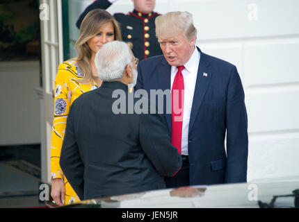 Washington, USA. 26. Juni 2017. US-Präsident Donald J. Trump und First Lady Melania Trump Abschied von Premierminister Narendra Modi von Indien nach dem weißen Haus in Washington, DC auf Montag, 26. Juni 2017. Bildnachweis: MediaPunch Inc/Alamy Live-Nachrichten Stockfoto