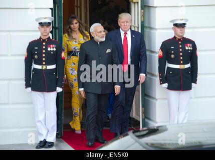 Washington, USA. 26. Juni 2017. US-Präsident Donald J. Trump und First Lady Melania Trump Abschied von Premierminister Narendra Modi von Indien nach dem weißen Haus in Washington, DC auf Montag, 26. Juni 2017. Bildnachweis: MediaPunch Inc/Alamy Live-Nachrichten Stockfoto