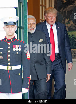 Washington, USA. 26. Juni 2017. US-Präsident Donald J. Trump und First Lady Melania Trump Abschied von Premierminister Narendra Modi von Indien nach dem weißen Haus in Washington, DC auf Montag, 26. Juni 2017. Bildnachweis: MediaPunch Inc/Alamy Live-Nachrichten Stockfoto