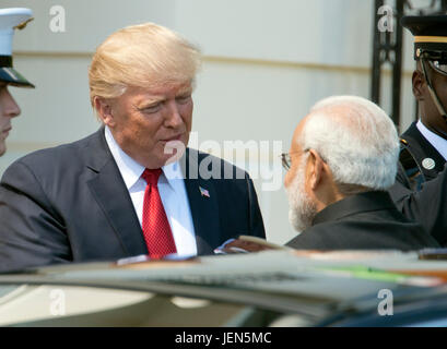 Washington, USA. 26. Juni 2017. Vereinigte Staaten Präsident Donald J. Trump begrüßt am Montag, 26. Juni 2017 Premierminister Narendra Modi von Indien ins Weiße Haus in Washington, DC. Bildnachweis: MediaPunch Inc/Alamy Live-Nachrichten Stockfoto