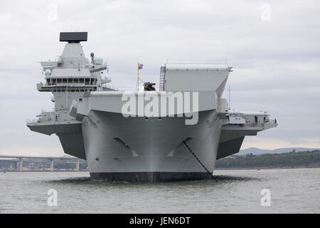 Rosyth, Schottland. 26. Juni 2017. Neue Flugzeugträger der Royal Navy HMS Queen Elizabeth setzen Segel zum ersten Mal. Bildnachweis: Verteidigung Fotografie/Alamy Live-Nachrichten Stockfoto