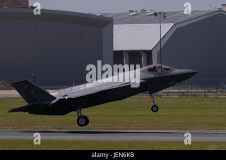 Lockheed Martin F-35 Lightning II landet nach der Durchführung einer Antenne Displays über den Flughafen Le Bourget am ersten Publikumstag der 52. International Paris Air Show am 23. Juni 2017, in Paris, Frankreich. Bildnachweis: Yuriko Nakao/AFLO/Alamy Live-Nachrichten Stockfoto