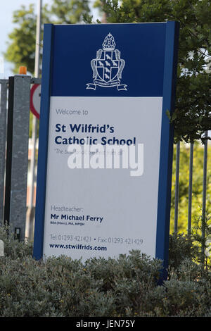 St Wilfrid katholische Schule, Crawley West Sussex, UK. 26. Juni 2017. Schulleiter stehen beschuldigt wird versucht, den allgemeinen Wahlen von angreifenden Tory Politik zu beeinflussen. Familien wurden eine Reihe von politischen Botschaften – per Post und in den sozialen Medien – im Vorfeld der Volksabstimmung am 8. Juni geschickt. St Wilfrid Catholic School der Anti-Tory-Tweet verschickt. Es veröffentlicht am 21. April: "Was ist mit Bildung, psychische Gesundheit Dienstleistungen, NHS, soziale Betreuung, immer noch konservative Stimmen?" Bildnachweis: Nigel Bowles/Alamy Live-Nachrichten Stockfoto