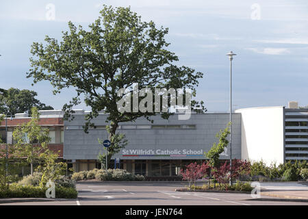 St Wilfrid katholische Schule, Crawley West Sussex, UK. 26. Juni 2017. Schulleiter stehen beschuldigt wird versucht, den allgemeinen Wahlen von angreifenden Tory Politik zu beeinflussen. Familien wurden eine Reihe von politischen Botschaften – per Post und in den sozialen Medien – im Vorfeld der Volksabstimmung am 8. Juni geschickt. St Wilfrid Catholic School der Anti-Tory-Tweet verschickt. Es veröffentlicht am 21. April: "Was ist mit Bildung, psychische Gesundheit Dienstleistungen, NHS, soziale Betreuung, immer noch konservative Stimmen?" Bildnachweis: Nigel Bowles/Alamy Live-Nachrichten Stockfoto