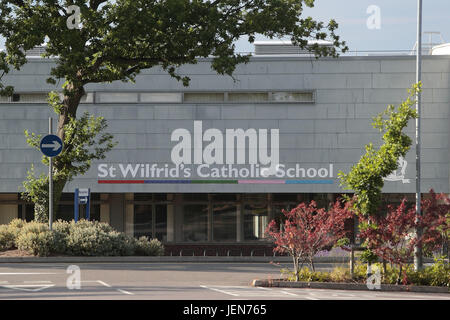 St Wilfrid katholische Schule, Crawley West Sussex, UK. 26. Juni 2017. Schulleiter stehen beschuldigt wird versucht, den allgemeinen Wahlen von angreifenden Tory Politik zu beeinflussen. Familien wurden eine Reihe von politischen Botschaften – per Post und in den sozialen Medien – im Vorfeld der Volksabstimmung am 8. Juni geschickt. St Wilfrid Catholic School der Anti-Tory-Tweet verschickt. Es veröffentlicht am 21. April: "Was ist mit Bildung, psychische Gesundheit Dienstleistungen, NHS, soziale Betreuung, immer noch konservative Stimmen?" Bildnachweis: Nigel Bowles/Alamy Live-Nachrichten Stockfoto