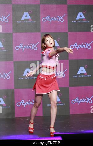 Seoul, Korea. 26. Juni 2017. Apink fördert für ihre 6. Mini-Album "Pink UP" in Seoul, Korea am 26. Juni 2017. (China und Korea Rechte heraus) Bildnachweis: TopPhoto/Alamy Live-Nachrichten Stockfoto