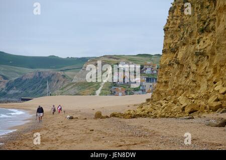 West Bay, Dorset, UK. 27. Juni 2017. Walkers Rock am Ufer um so viel Abstand wie möglich zwischen sich und einem neuen Felssturz auf berühmten Klippen von West Bay. Der erhebliche Rückgang dachte man am Sonntag Nachmittag geschehen. Eine Küstenwache Post auf Facebook angegeben "Wenn das Team auf Patrouille ist, wir immer East Beach prüfen und beraten Sie Sicherheit für diejenigen, die sich für den Tag unter den Klippen gesetzt haben. ** Dies ist warum **' Credit: Tom Corban/Alamy Live-Nachrichten Stockfoto