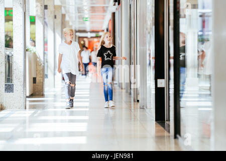 Frankfurt Am Main, Deutschland. 16. Juni 2017. Ein Junge und ein Mädchen durchlaufen eine Shopping-Mall, aufgenommen am 16.06.17 in Frankfurt am Main (Modell freigegeben) | Nutzung weltweit Credit: Dpa/Alamy Live-Nachrichten Stockfoto