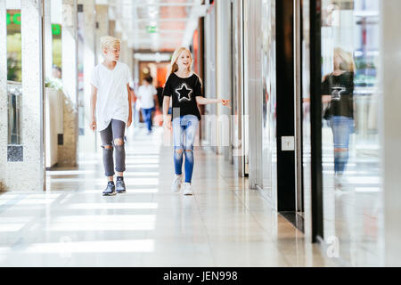 Frankfurt Am Main, Deutschland. 16. Juni 2017. Ein Junge und ein Mädchen durchlaufen eine Shopping-Mall, aufgenommen am 16.06.17 in Frankfurt am Main (Modell freigegeben) | Nutzung weltweit Credit: Dpa/Alamy Live-Nachrichten Stockfoto