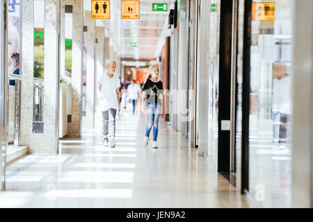 Ein Junge und ein Mädchen durchlaufen eine Shopping-Mall, aufgenommen am 16.06.17 in Frankfurt am Main (Modell freigegeben) | weltweite Nutzung Stockfoto