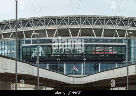 London, UK. 27. Juni 2017. Sicherheits-Barrieren im Wembley-Stadion nach jüngsten Terror-Anschlag in Großbritannien installiert. Sängerin Adele wird voraussichtlich vier Nächte ihrer Welt-Tour zwischen 28. Juni 2. Juli 2017 im Stadion für das Finale zu spielen. : Credit Claire Doherty Alamy/Live News. Stockfoto