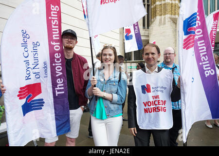 London, UK. 27. Juni 2017. Royal College of Nursing London wird Auftakt der Sommer Protest Jeremy Hunt und die Regierung wissen, dass wir genug von Lohnzurückhaltung gehabt haben. Es ist Zeit, #ScraptheCap an das Department of Health. Bildnachweis: Siehe Li/Alamy Live News Stockfoto