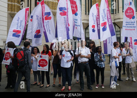 London, UK. 27. Juni 2017. Royal College of Nursing London wird Auftakt der Sommer Protest Jeremy Hunt und die Regierung wissen, dass wir genug von Lohnzurückhaltung gehabt haben. Es ist Zeit, #ScraptheCap an das Department of Health. Bildnachweis: Siehe Li/Alamy Live News Stockfoto