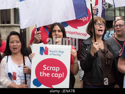 London 27. Juni 2017, Royal College of Nursing Mitglieder außerhalb das Department of Health, London, starten Kampagne gegen die 1 % Pay GAP mit einem Protest von frontline NursesCredit: Ian Davidson/Alamy Live News Stockfoto