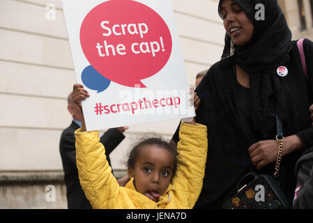 London 27. Juni 2017, Royal College of Nursing Mitglieder außerhalb das Department of Health, London, Launch-Kampagne gegen die 1 % Pay GAP mit einem Protest von Frontline Krankenschwestern Credit: Ian Davidson/Alamy Live News Stockfoto