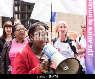 London 27. Juni 2017, Royal College of Nursing Mitglieder außerhalb das Department of Health, London, Launch-Kampagne gegen die 1 % Pay GAP mit einem Protest von Frontline Krankenschwestern Credit: Ian Davidson/Alamy Live News Stockfoto