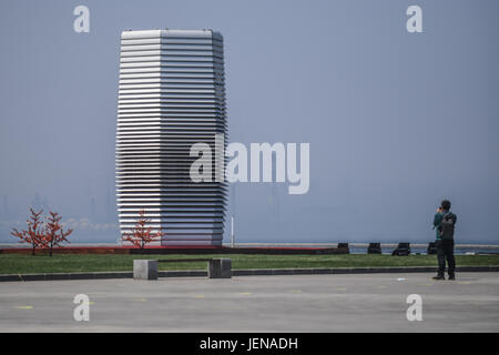 (170627)--DALIAN, 27. Juni 2017 (Xinhua)--ein Reinigung-Turm, entworfen, um den Kampf gegen den Smog wird außerhalb Dalian International Conference Center in Dalian, Nordost-China Liaoning Provinz, 27. Juni 2017 gesehen. Das jährliche Treffen der neuen Champions-2017, auch bekannt als Sommer Davos begann am Dienstag in Dalian.   (Xinhua/Pan Yulong) (Zhs) Stockfoto