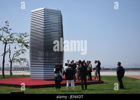 (170627)--DALIAN, 27. Juni 2017 (Xinhua)--ein Reinigung-Turm, entworfen, um den Kampf gegen den Smog wird außerhalb Dalian International Conference Center in Dalian, Nordost-China Liaoning Provinz, 27. Juni 2017 gesehen. Das jährliche Treffen der neuen Champions-2017, auch bekannt als Sommer Davos begann am Dienstag in Dalian.   (Xinhua/Wang Yiliang) (Zhs) Stockfoto