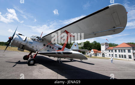 Eine Antonow AN-2-Flugzeug vor dem "Deutschen Museum Flugwerft Schleißheim" Aviation Museum in Oberschleißheim, Deutschland, 27. Juni 2017 zu sehen. Der Hangar, eine Dependance des Deutschen Museums München, feiert sein 25-jähriges Jubiläum am 8. und 9. Juli 2017. Foto: Sven Hoppe/dpa Stockfoto