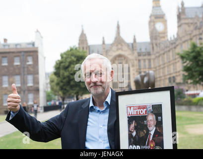 London, 27. Juni 2017, Jeremy Corbyn auf College Green Westminster Unterstützung Stolz von Großbritannien Quelle: Ian Davidson/Alamy leben Nachrichten Stockfoto