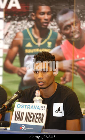 Sprinter Wayde van Niekerk (Südafrika) besucht die Pressekonferenz vor dem Golden Spike Ostrava athletic Meeting in Ostrava, Tschechische Republik, am 27. Juni 2017. (CTK Foto/Petr Sznapka) Stockfoto