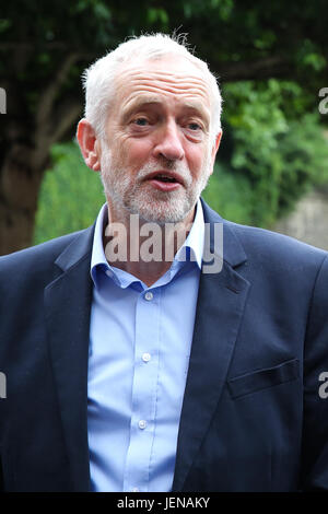 London, UK. 27. Juni 2017. Jeremy Corbyn Führer der Arbeitspartei. Daily Mirror Pride of Britain Photocall in Westminster. Der Daily Mirror Pride of Britain Awards, in Partnerschaft mit TSB, werden im Oktober auf ITV Credit: Dinendra Haria/Alamy Live News Stockfoto