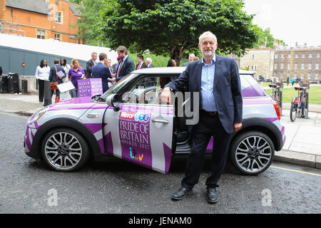 London, UK. 27. Juni 2017. Jeremy Corbyn Führer der Arbeitspartei. Daily Mirror Pride of Britain Photocall in Westminster. Der Daily Mirror Pride of Britain Awards, in Partnerschaft mit TSB, werden im Oktober auf ITV Credit: Dinendra Haria/Alamy Live News Stockfoto