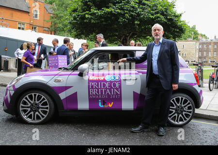 London, UK. 27. Juni 2017. Jeremy Corbyn Führer der Arbeitspartei. Daily Mirror Pride of Britain Photocall in Westminster. Der Daily Mirror Pride of Britain Awards, in Partnerschaft mit TSB, werden im Oktober auf ITV Credit: Dinendra Haria/Alamy Live News Stockfoto