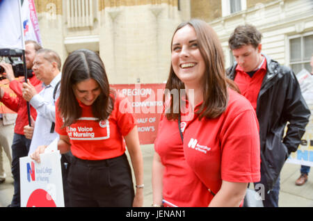 Whitehall, London, UK. 27. Juni 2017. Royal College of Flüche Kundgebung gegen pay GAP. Bildnachweis: Philip Robins/Alamy Live-Nachrichten Stockfoto